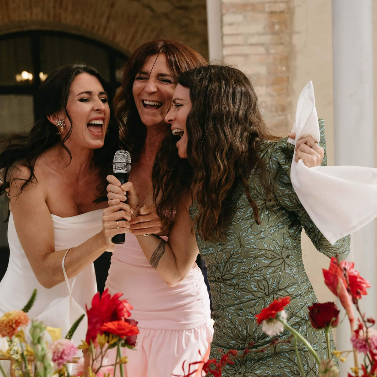 Invitados jugando al bingo musical en una boda